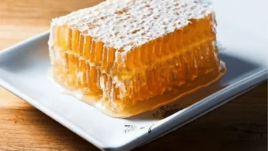 تفسير رؤية أكل العسل في المنام هل يدل على الخير أم له دلالات أخرى؟