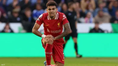 بايرن ميونيخ وأشارت الصحيفة إلى أن المفاوضات بين الناديين دخلت مرحلة حاسمة، ومن المتوقع أن يتم الإعلان عن الصفقة قريبًا. كما أوضحت أن دياز سيوقع عقدًا مع بايرن ميونيخ يمتد حتى صيف 2029، براتب سنوي إجمالي يبلغ 14 مليون يورو. وكان بايرن ميونيخ قد قدم عرضًا ثانيًا بقيمة تفوق عرضه السابق الذي بلغ 67.5 مليون يورو، مما ساهم في دفع المفاوضات نحو التوصل إلى اتفاق نهائي. ورغم عدم صدور تصريحات رسمية من الناديين حتى الآن، إلا أن المؤشرات تشير إلى أن الصفقة أصبحت شبه محسومة. يُذكر أن ليفربول أتم مؤخرًا صفقة التعاقد مع المهاجم هوغو إيكيتيكي من فرانكفورت مقابل 95 مليون يورو، مما فتح الباب أمام رحيل لويس دياز، الذي أعرب عن رغبته في خوض تجربة جديدة رغم أن عقده مع ليفربول يمتد حتى عام 2027. ومن المتوقع أن يعزز دياز خط هجوم بايرن ميونيخ بعد رحيل ليروي ساني إلى غلطة سراي، والإصابة الخطيرة التي تعرض لها جمال موسيالا، بالإضافة إلى وداع توماس مولر للفريق.