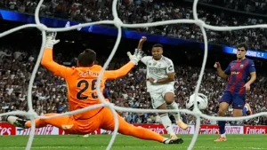 ريال مدريد يحسم الكلاسيكو بثنائية بيلينغهام ومبابي ويبتعد بالصدارة