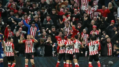 احتفال لاعبي سندرلاند بعد الفوز على نيوكاسل في ديربي الشمال بالدوري الإنجليزي