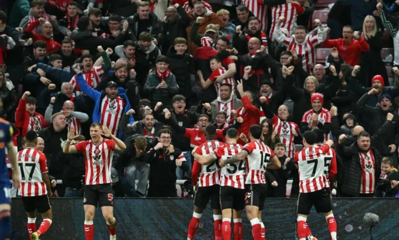 احتفال لاعبي سندرلاند بعد الفوز على نيوكاسل في ديربي الشمال بالدوري الإنجليزي