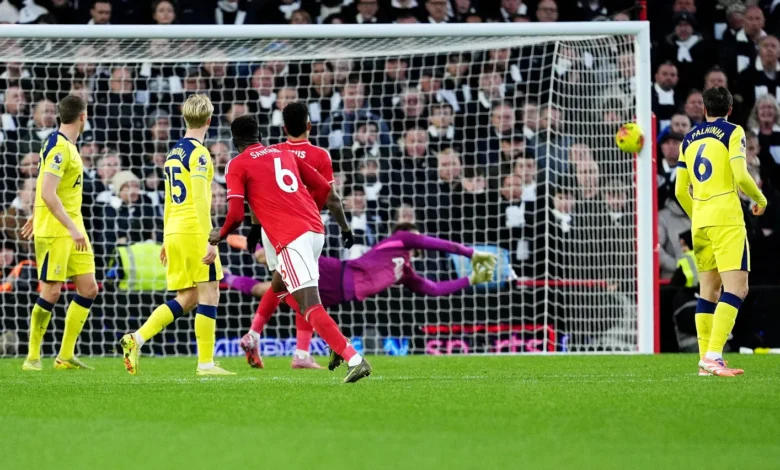 احتفال لاعبي نوتنغهام فورست بعد الفوز على توتنهام في الدوري الإنجليزي