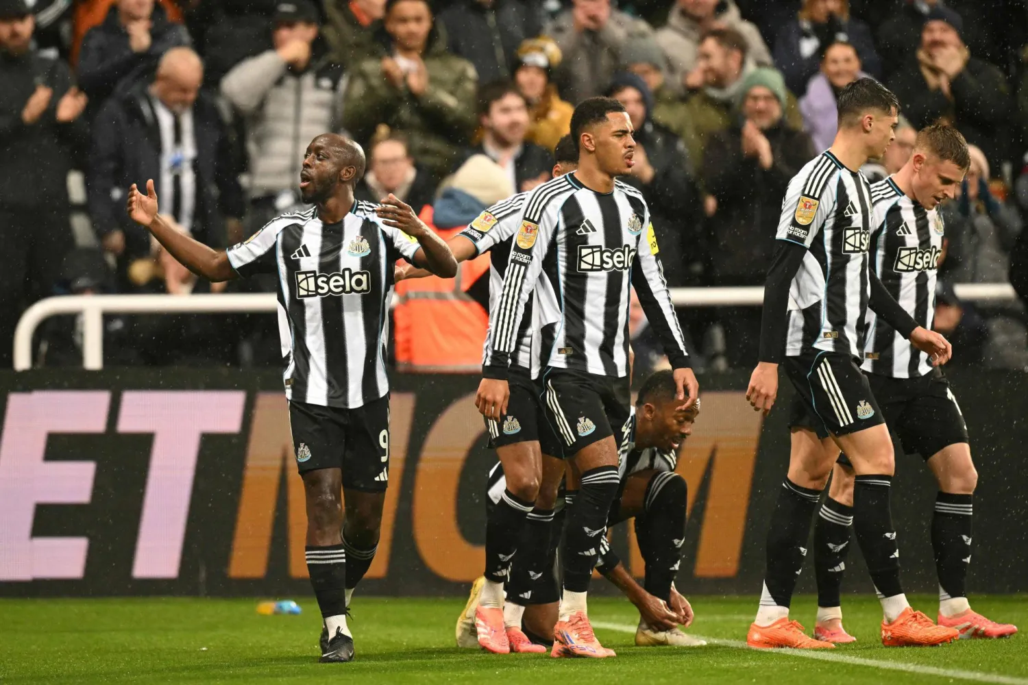 نيوكاسل يبلغ نصف نهائي كأس الرابطة ويؤجل أزمته بعد عبور فولهام