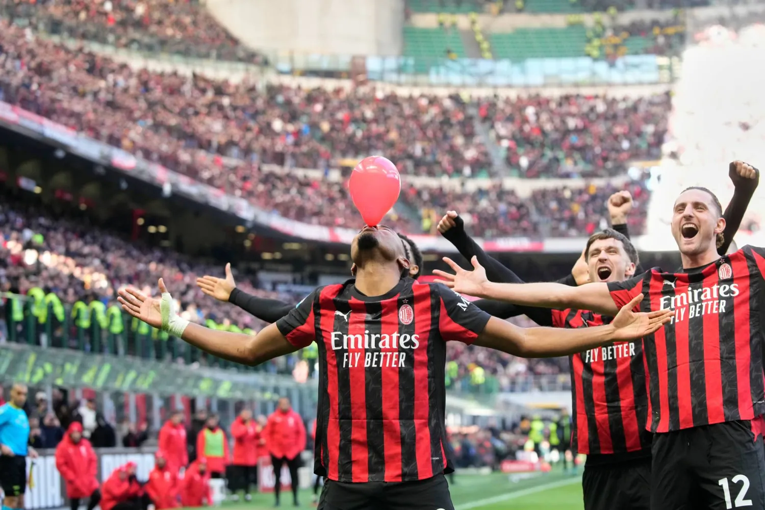 ميلان يضرب فيرونا بثلاثية نظيفة ويعتلي صدارة الدوري الإيطالي مؤقتًا