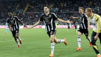 احتفال لاعبي أودينيزي بعد تسجيل هدف الفوز في شباك نابولي بالدوري الإيطالي