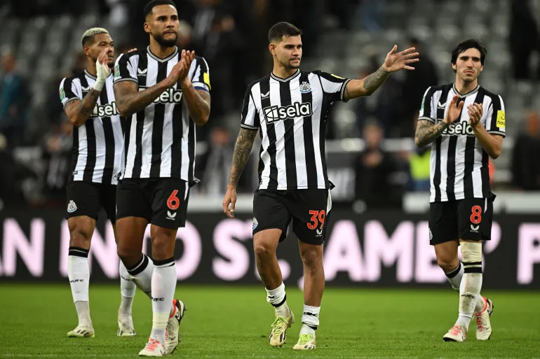 نيوكاسل يبلغ نصف نهائي كأس الرابطة ويؤجل أزمته بعد عبور فولهام