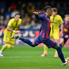  رافينيا ولامين يامال يقودان برشلونة لفوز مريح على فياريال في الليغا