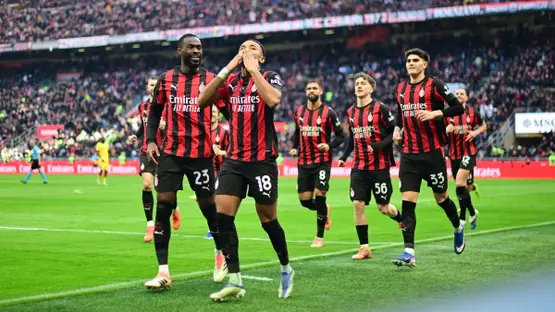 ميلان يضرب فيرونا بثلاثية نظيفة ويعتلي صدارة الدوري الإيطالي مؤقتًا