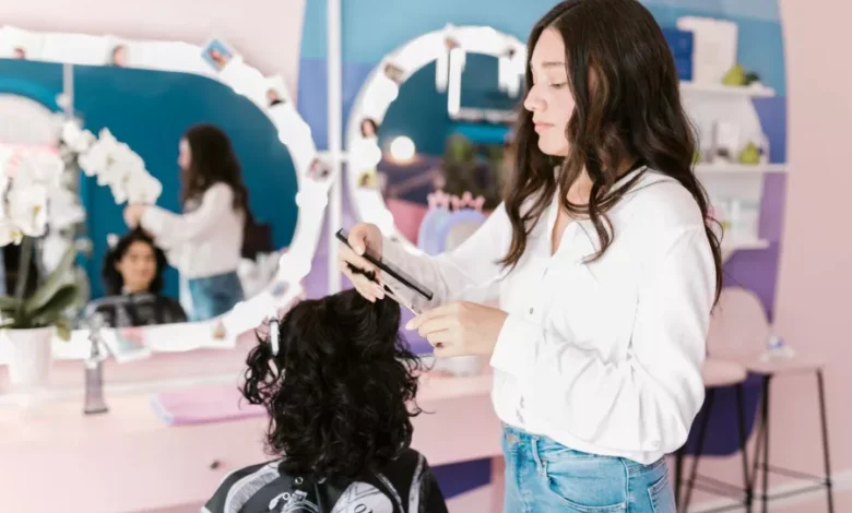 تفسير حلم قص الشعر الطويل للعزباء في المنام لابن سيرين ودلالاته النفسية