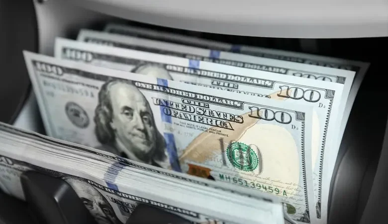 انخفاض الدولار الأميركي أمام العملات الرئيسية وسط توترات سياسية عالمية
