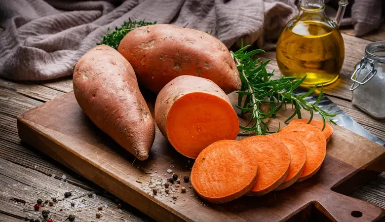 فوائد سلق البطاطا الحلوة: لماذا تعد الطريقة الصحية الأفضل؟