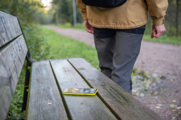 تفسير حلم ضياع الجوال في المنام لابن سيرين: انقطاع الاتصال وفقدان الأمان