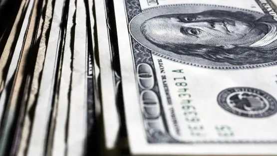 الدولار يتجه لأكبر خسارة يومية في أكثر من شهر وسط توترات غرينلاند