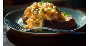 البيض مع خبز العجين المخمّر: هل هذا الإفطار اليومي مفيد لصحة الأمعاء؟