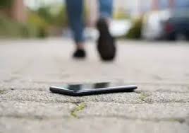 تفسير حلم ضياع الجوال في المنام لابن سيرين: انقطاع الاتصال وفقدان الأمان