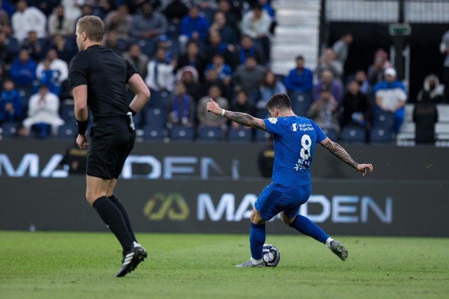 الهلال يهزم الحزم بثلاثية نظيفة ويعزز صدارته للدوري السعودي للمحترفين