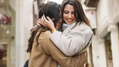 تفسير حلم العناق في المنام لابن سيرين