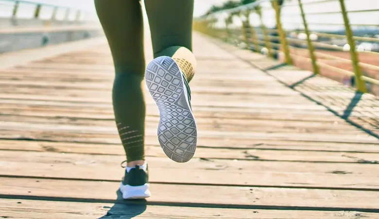 المشي يقلل خطر الزهايمر ويحافظ على صحة الدماغ مع التقدم في العمر