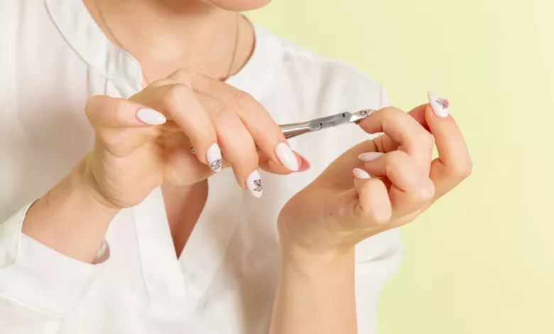 تفسير حلم قص الأظافر في المنام ودلالاته للعزباء والمتزوجة والحامل