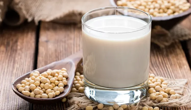 فوائد حليب الصويا وأضراره المحتملة.. هل شربه يومياً آمن؟