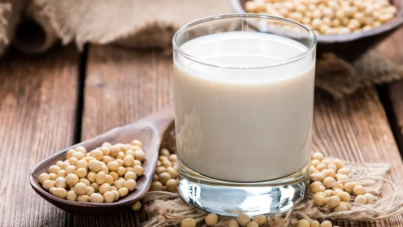 فوائد حليب الصويا وأضراره المحتملة.. هل شربه يومياً آمن؟