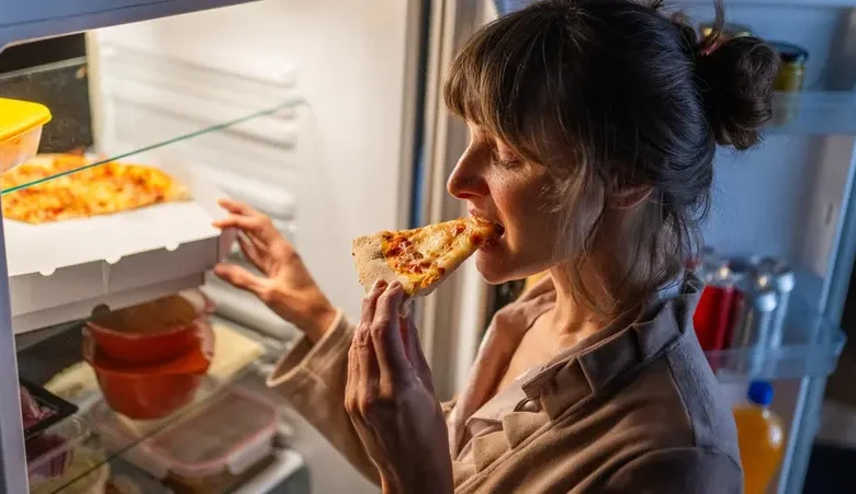 هل التوقف عن الأكل قبل النوم بثلاث ساعات يحسن صحة القلب؟