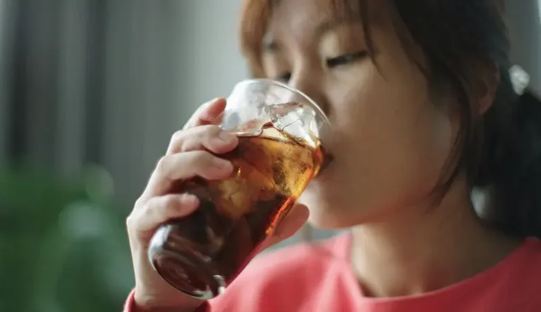المشروبات السكرية والقلق لدى المراهقين: هل هناك علاقة مقلقة؟