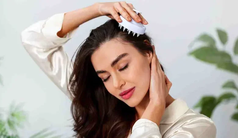 تنظيف فروة الرأس: الدليل الشامل لاستعادة صحة الشعر من الجذور