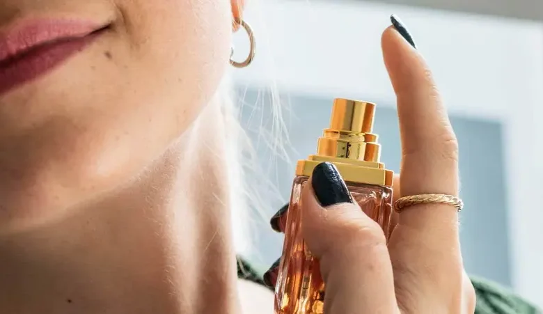 الإفراط في استخدام العطر: كيف تتخلص من الرائحة القوية بطريقة صحيحة؟