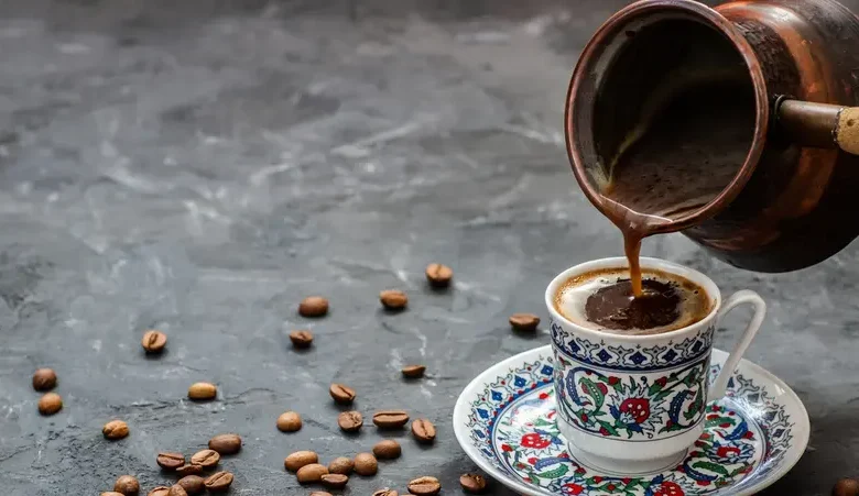 هل إضافة الملح إلى القهوة تقلل رجفة الكافيين؟ الحقيقة الكاملة علميًا