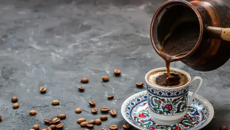 هل إضافة الملح إلى القهوة تقلل رجفة الكافيين؟ الحقيقة الكاملة علميًا