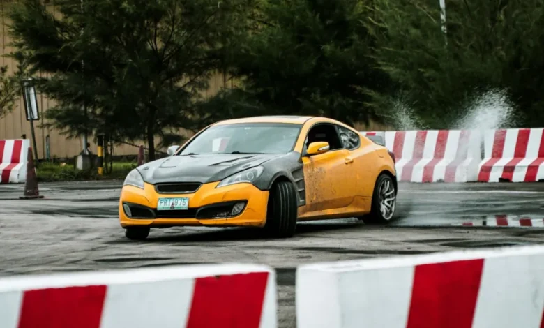 تفسير حلم قيادة السيارة وفقدان السيطرة في المنام: رسائل النفس وتحذيرات الطريق