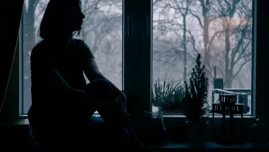 العلاقة بين الأمعاء والاكتئاب.. اكتشاف علمي جديد يفتح آفاق العلاج