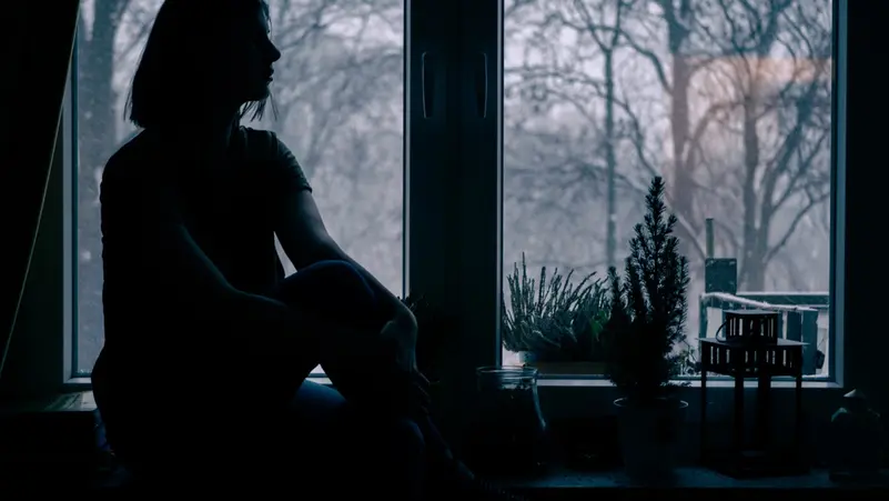 العلاقة بين الأمعاء والاكتئاب.. اكتشاف علمي جديد يفتح آفاق العلاج