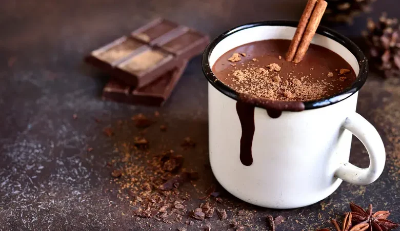 الشوكولاتة الساخنة بدل القهوة: هل هي خيار صحي يمنحك طاقة أكثر استقرارًا؟