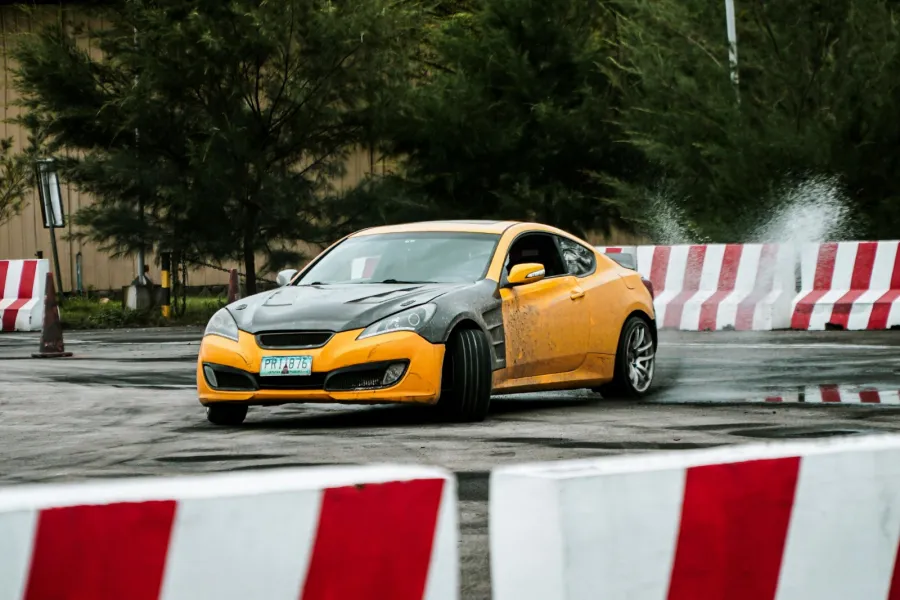 تفسير حلم قيادة السيارة وفقدان السيطرة في المنام: رسائل النفس وتحذيرات الطريق