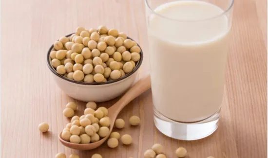 فوائد حليب الصويا وأضراره المحتملة.. هل شربه يومياً آمن؟
