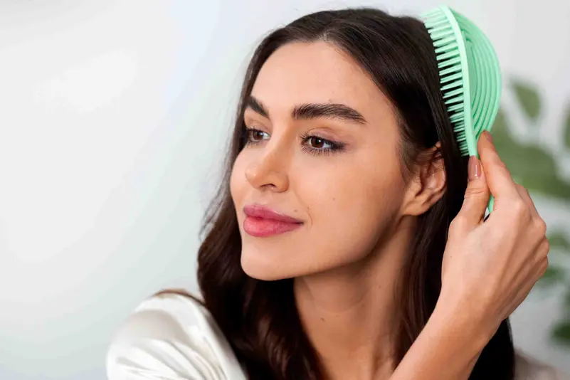 تنظيف فروة الرأس: الدليل الشامل لاستعادة صحة الشعر من الجذور