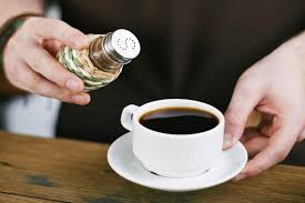 هل إضافة الملح إلى القهوة تقلل رجفة الكافيين؟ الحقيقة الكاملة علميًا