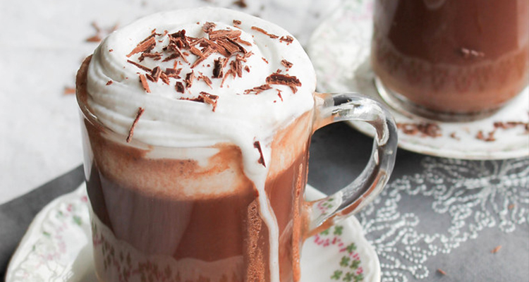 الشوكولاتة الساخنة بدل القهوة: هل هي خيار صحي يمنحك طاقة أكثر استقرارًا؟