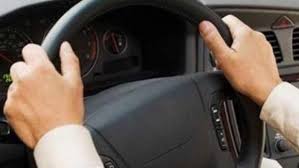 تفسير حلم قيادة السيارة وفقدان السيطرة في المنام: رسائل النفس وتحذيرات الطريق