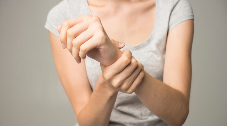 تحليل الشعر وتشخيص باركنسون: هل تكشف خصلة واحدة المرض مبكراً؟