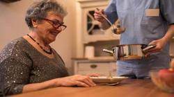 المشي يقلل خطر الزهايمر ويحافظ على صحة الدماغ مع التقدم في العمر