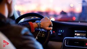 تفسير حلم قيادة السيارة وفقدان السيطرة في المنام: رسائل النفس وتحذيرات الطريق