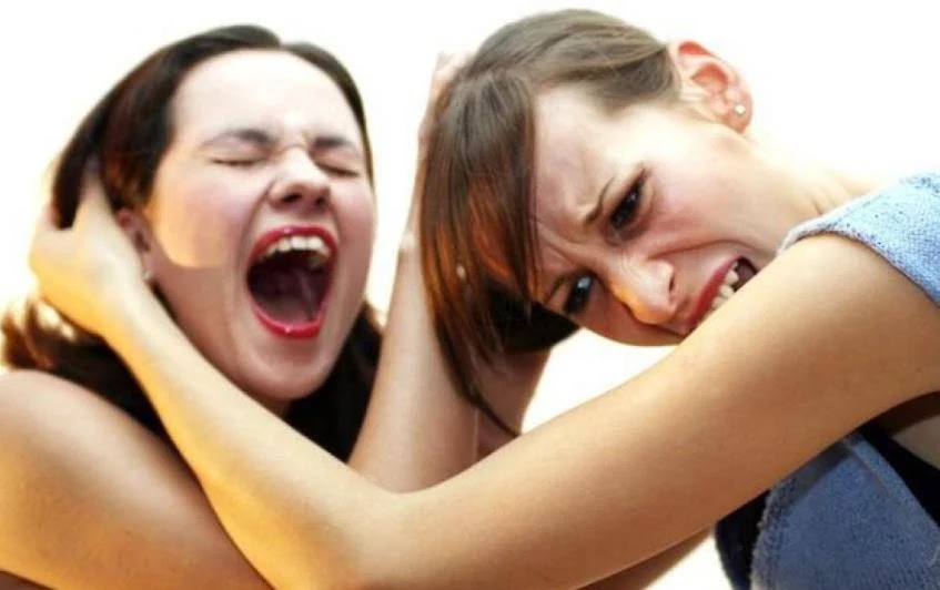 تفسير حلم ضرب امرأة لامرأة