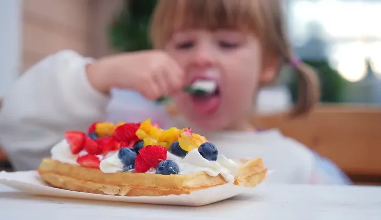 توتر الوالدين قد يزيد خطر سمنة الأطفال ويؤثر على عاداتهم الغذائية