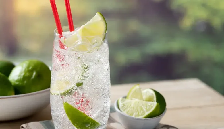 هل تساعد المياه الفوارة على التركيز؟ دراسة تكشف بديلاً صحياً لمشروبات الطاقة