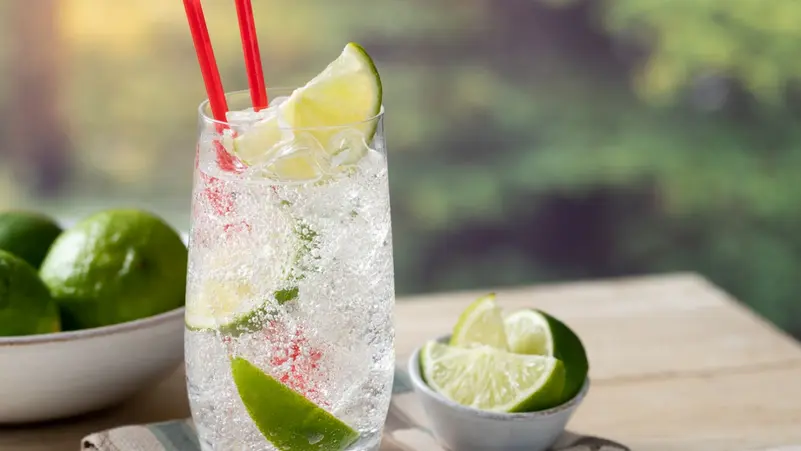 هل تساعد المياه الفوارة على التركيز؟ دراسة تكشف بديلاً صحياً لمشروبات الطاقة