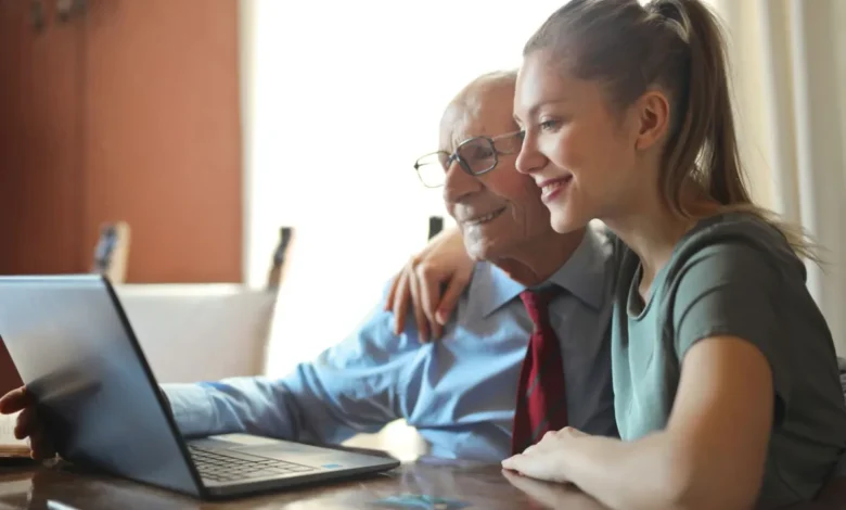 تفسير حلم عناق الأب في المنام لابن سيرين ودلالاته بالتفصيل