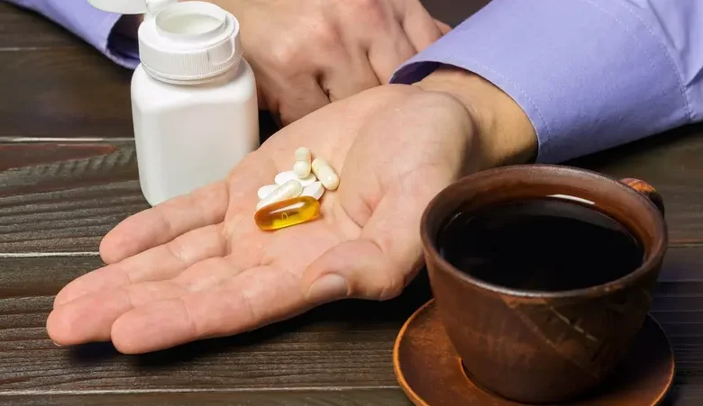 القهوة والمكملات الغذائية هل يؤثر تناولهما معًا على صحتك؟